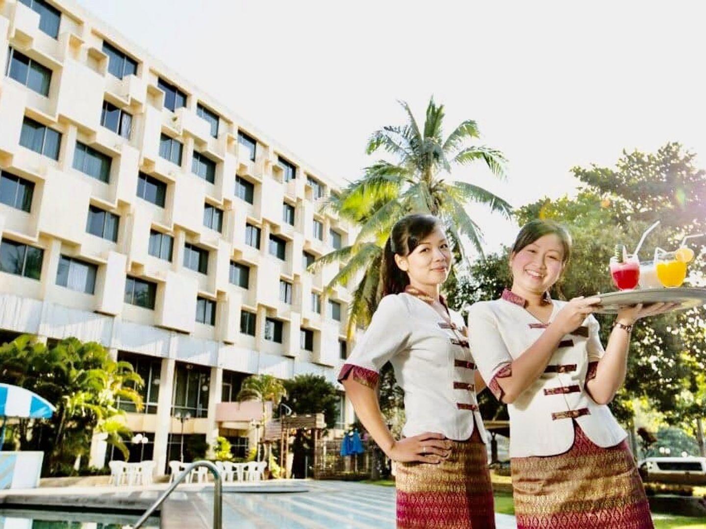 โรงแรมเจริญ
