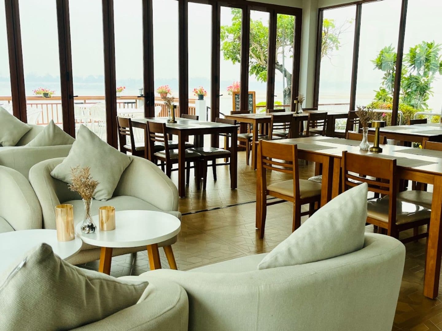 ริเวอร์ไซด์ คาเฟ่ แอนด์ เรสเตอรองต์
